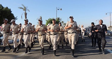 بالصور.. طابور وعرض عسكرى لمجندى الشرطة بكورنيش السويس