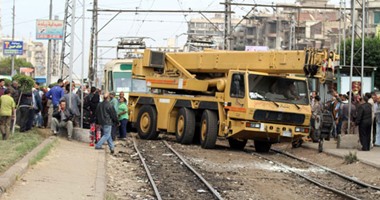 بالصور.. تصادم ترام بآخر أمام محكمة مصر الجديدة.. السائق ينزل عقب انقطاع الكهرباء والقطار يسير بدونه.. والمواطنون يخرجون الركاب قبل التصادم بدقائق.. وتشكيل لجنة للتحقيق.. و"الصحة": حالة إصابة واحدة