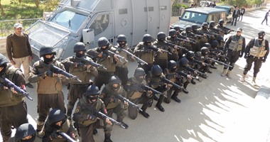 استمرار الحرب على الإرهاب بشمال سيناء.. قوات الأمن تشن حملات تمشيطية بحثا عن مطلوبين أمنيا.. وتفجير 5 عبوات ناسفة وضبط 33 مشتبها به و53 طلقة مضادة للطائرات.. والبحث عن مسلحين اختطفوا شرطيا بالعريش