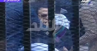 دخول مبارك ونجليه والعادلى القفص تمهيدا لسماع الحكم فى قضية القرن