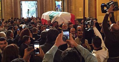انتهاء قداس الراحلة صباح والجثمان يخرج من كنيسة مارجرجس