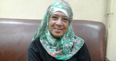 هكذا أجبرت الحياة "أم حسن" على العمل مسّاحة أحذية..مات زوجها وتركها بخمسة أطفال فاقترضت 50 جنيها من جارتها لشراء صندوق ورنيش..علمت أولادها حتى تخرجوا..وتؤكد: أطمح بالترشح بالانتخابات للدفاع عن الغلابة