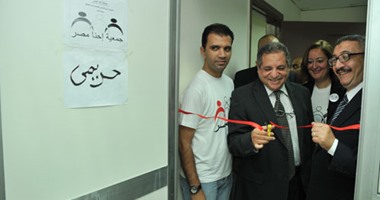 نائب رئيس جامعة القاهرة يتسلم درع جمعية "إحنا مصر" فى افتتاح معرض لملابس الطلاب