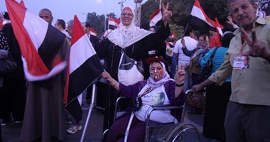 إذاعة أغانٍ وطنية تأييدًا للجيش أمام النصب التذكارى بمدينة نصر