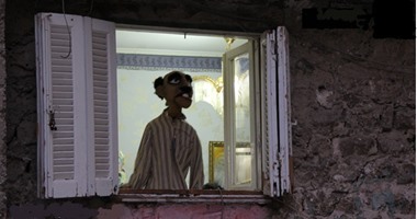 "اضحك وافرح حتى لو من البلكونة".. "مسرح بلكونة" فريق يلف البلاد لرسم البهجة على وجوه الصغار والكبار.. يقدم عروضه من شرفات المنازل.. ويختار ملابس الدمى ولهجة الحوار حسب المحافظة