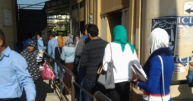 بالصور.. جامعة عين شمس تضع ممرات حديدية على بوابات الحرم الرئيسى