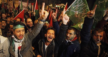 مئات المتظاهرين يتجمعون أمام القنصلية الأمريكية فى إسطنبول