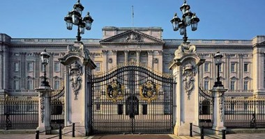 الشرطة البريطانية تعتقل شخصا يحمل سكينا أمام قصر باكينجهام