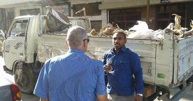 ضبط سائق لقيامه بإلقاء القمامة أعلى كوبرى الطيران باتجاه المرغنى 
