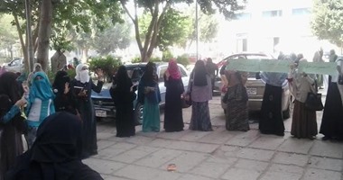 وقفة لطالبات الإخوان بأزهر أسيوط احتجاجاً على تجديد حبس زملائهم