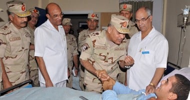 بالصور.. وزير الدفاع والإنتاج الحربى يزور مصابى سيناء بمستشفى المعادى