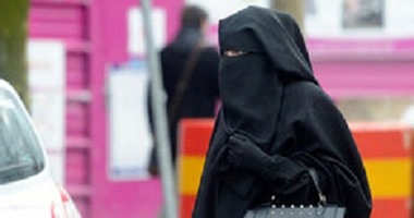 سائق حافلة ركاب عمومية بإسبانيا يرفض صعود منقبة للركوب معه