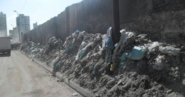 حى غرب بالإسكندرية يشن حملة لرفع مخلفات المبانى من كوبرى القصب بالمحمودية