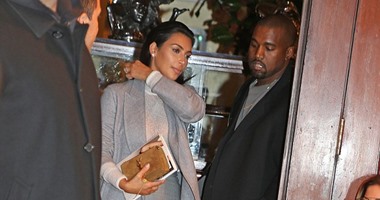 بالصور.. كيم كاردشيان تشترى كتاب "true love" للنجمة جنيفر لوبيز