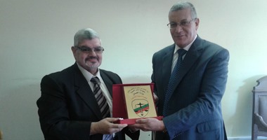 فى احتفالية الوفاء.. مدير عام محكمة أسيوط يتسلم درع العدالة