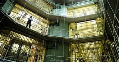 "باب التوبة" برعاية كورونا.. توجيهات للقضاء لإصدار أحكام مخففة لتلافى تكدس سجون بريطانيا.. التايمز: الإجراء بدأ منذ إبريل.. قائمة المستفيدين تشمل تجار مخدرات.. ومسئول: التاريخ الإجرامى عامل رئيسى فى شدة الحكم