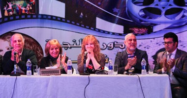 نيللى تحبس دموعها أثناء حديثها عن فهمى عبد الحميد بمؤتمر القاهرة للفنون