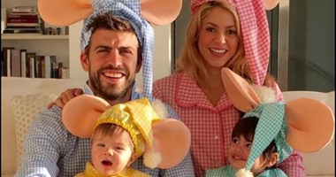 شاكيرا تنشر صورة مع أسرتها بـ"البيجامة" على الفيس بوك