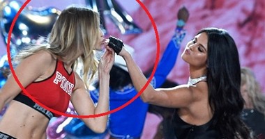 بالصور.. جى جى حديد تقبل يد سيلينا جوميز على المسرح بعرض "Victoria's Secret"