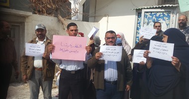 بالصور.. وقفة للعاملين بالتأمين الصحى فى دمياط للمطالبة بهيكلة الأجور