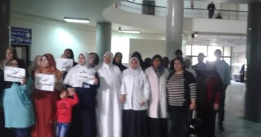 وقفة احتجاجية لممرضات التأمين الصحى بالمنيا ضد مدير المستشفى
