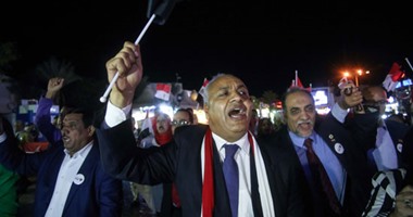 مصطفى بكرى يقود مسيرة لنواب وقائمة حب مصر فى شوارع شرم الشيخ