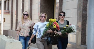 مصر وروسيا إيد واحدة.. أبناء الجالية الروسية من أمام السفارة: نشعر بالأمن وعلاقة الشعبين قوية جدا.. صُدمنا فى عدد الضحايا ونقدر وقوف المصريين لجوارنا.. ويضعون طائرة ورقية وزهورا وشموعا ودباديب للعزاء