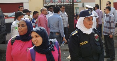 بالصور.."مكافحة العنف ضد المرأة"تنتشر أمام مدارس الطالبات 