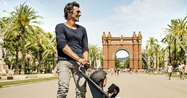 بالصور.. عجلة أطفال ولوح تزحلق للأب لراحة الأمهات