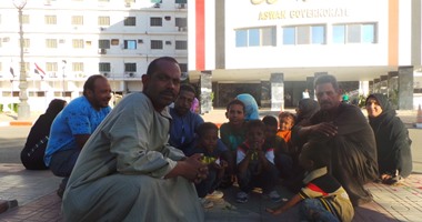 بالصور.. الأسر الأولى بالرعاية يتجمهرون أمام ديوان محافظة أسوان