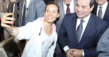 الموندو: التقاط السياح "سيلفى" مع السيسى بشرم الشيخ يدل على حبهم له