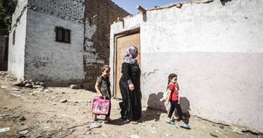 الفقر وإعالة طفلين وزوج مريض يدمرون حياة "هالة" وفرصة عمل تنقذها