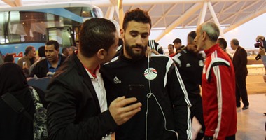 بالصور.. "جماهير المطار" تبحث عن محمد صلاح فى المنتخب