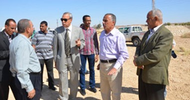 بالصور.. محافظ قنا يتفقد مخرات سيول المعنا وحجازة