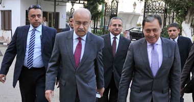 بالصور.. رئيس الحكومة يصل مقر وزارة الصحة سيراً على الأقدام