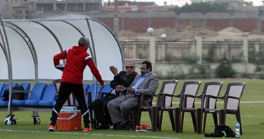 البلدورز يوزع قمصان "لا للعنصرية" على لاعبى  المنتخب