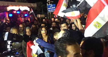 الجماهير تلتف حول وفد شبكة قنوات النهار بمنطقة خليج نعمة