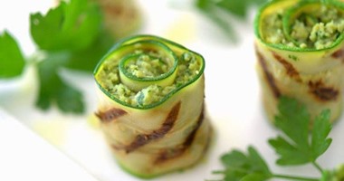 أفكار من خارج الصندوق.. طريقة عمل رولز الكوسة مع البطاطس