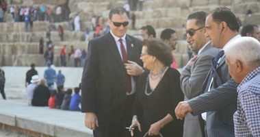 بالصور.. كلوديا كاردينالى تصل الأهرامات وتبدأ جولتها بالهرم الأكبر