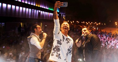 بالصور.. فريق "واما" يحيى حفلا غنائيا فى أحد مولات السويس