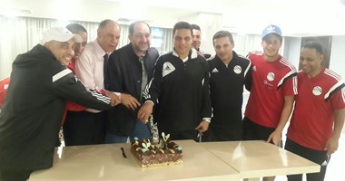 بالصور.. المنتخب الأوليمبى يحتفل بعيد ميلاد حمادة المصرى