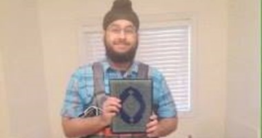 تداول صورة لـ"سيخى داعش" حاملا "آيباد" بدلا من المصحف داخل حمام