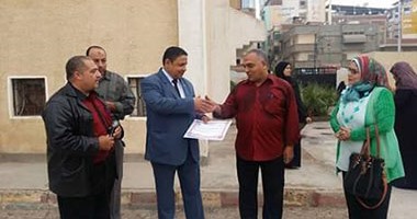 وكيل تعليم دمياط يكرم المعلم المبدع