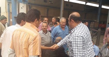 بالصور.. عمال شركة بـ"العاشر"يواصلون اعتصامهم احتجاجا على عدم صرف مستحقاتهم