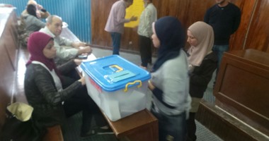 بالصور.. إقبال كثيف فى انتخابات اتحاد الطلاب بـ"حلوان"