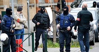 1200 مداهمة وتوقيف 165 شخصا وضبط 230 سلاحا منذ إعلان الطوارىء فى فرنسا