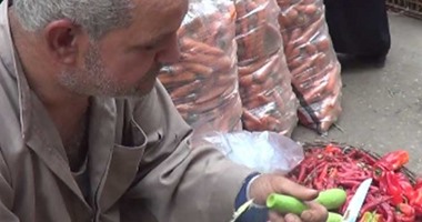 بالفيديو..”الرزق يحب الخفية”..سالم بـ”يقمع البامية و يقور الكوسة فى أقل من 10 دقائق بجنيه”