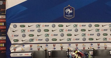 باقة ورد هدية من الصحفيين الإنجليز لمواساة ديشامب بعد تفجيرات باريس