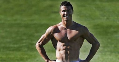 رونالدو يستعرض عضلاته فى التدريبات استعدادا للكلاسيكو