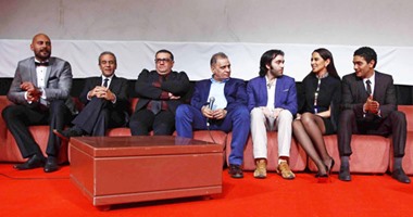 فى ندوة سيطرت عليها الأسئلة السطحية..صناع "من ضهر راجل" يدافعون عن "صوت خارج "بالفيلم.. وآسر ياسين يطالب بعدم المزايدة...صبرى فواز:السينما النظيفة كذبة والفن "مش رسالة".. والسبكى: السينمائيين منفسنين
